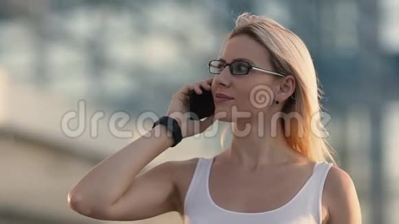 快乐的女人在电话里说话视频的预览图