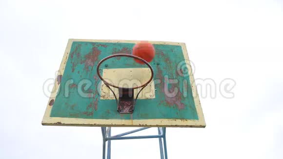 旧篮球篮底景户外生锈的铁球运动进入篮筐视频的预览图