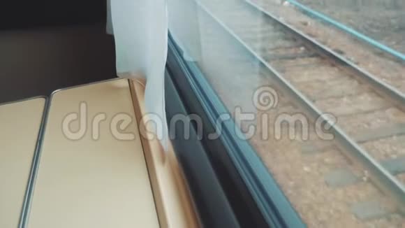 铁路车厢内的内部马车概念列车生活方式旅行美丽的景色视频的预览图
