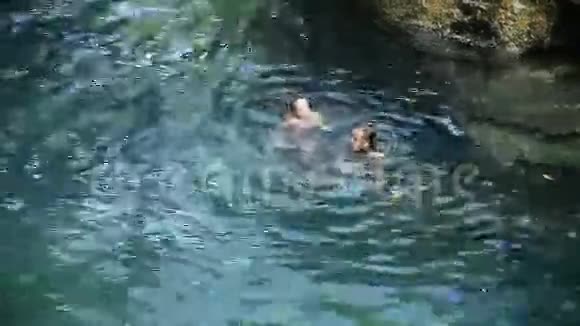 女孩在湖里游泳视频的预览图