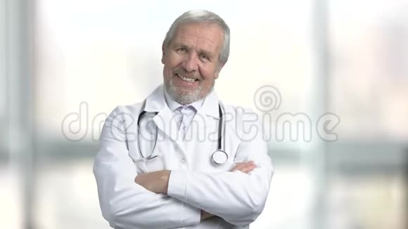 高级医生在模糊的背景上微笑视频的预览图