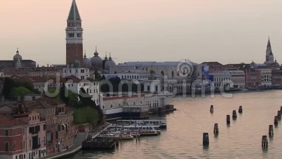 从游轮晨曦俯瞰意大利威尼斯视频的预览图