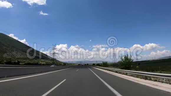 在高速公路上行驶前景视频的预览图