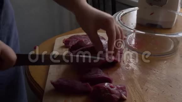 围着围裙的女厨师正在厨房里准备一个装满肉的甜椒女孩在辣椒里放上碎肉视频的预览图