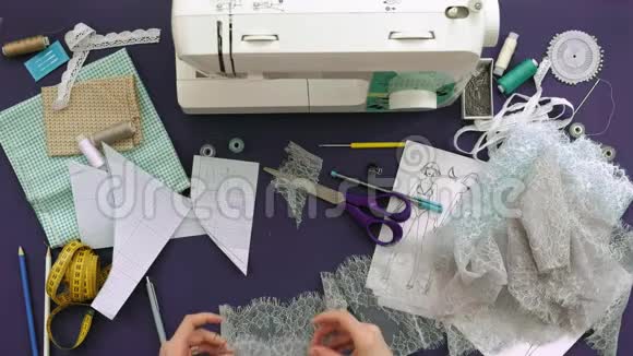 桌面女裁缝设计师内衣顶景紫色背景视频的预览图
