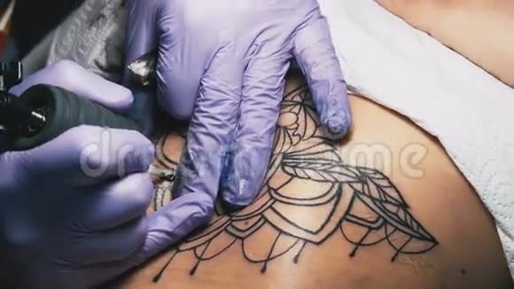 纹身大师做纹身特写视频的预览图