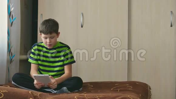 少年玩平板电脑上网视频的预览图