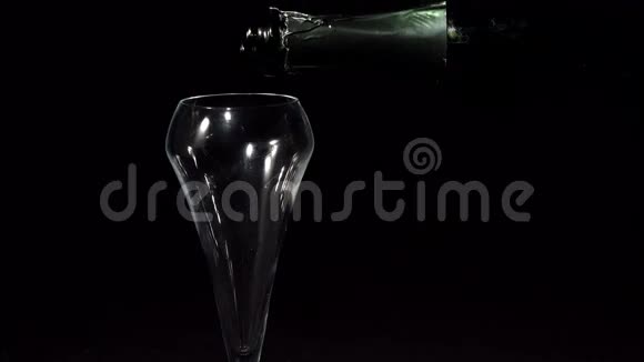 香槟流入玻璃视频的预览图