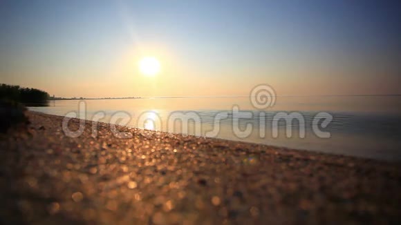 美丽的日出海上黎明早上的海景视频的预览图