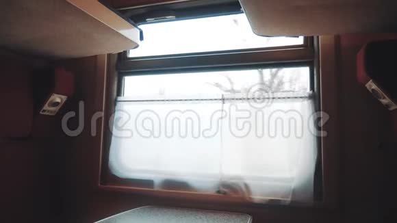 概念火车旅行生活方式旅行从火车的窗户上看到美丽的俄罗斯冬季铁路旅行视频的预览图