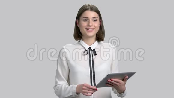 灰色背景的年轻女商人视频的预览图
