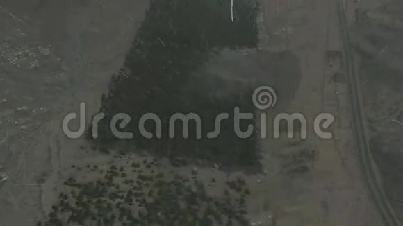 在大雨中飞过高山的直升机视频的预览图