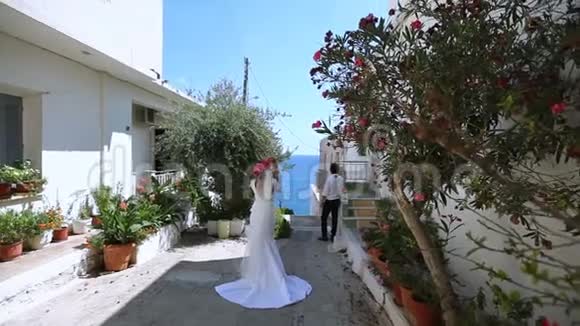 街上漂亮的新婚夫妇视频的预览图