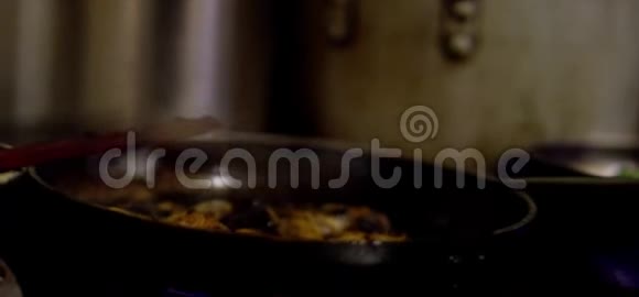在火焰上煮蘑菇视频的预览图