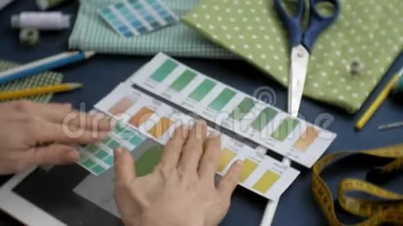 表裁缝设计师服装侧视蓝色背景视频的预览图