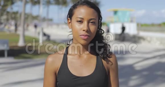穿运动服的漂亮黑人女人视频的预览图