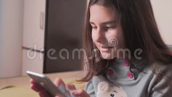 网上购物小女孩在社交媒体信使上写了一条聊天的信息儿童生活方式技术视频的预览图
