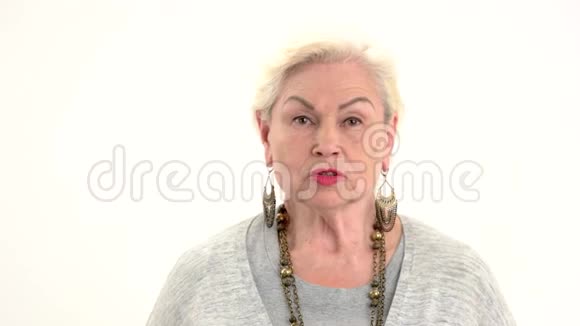 令人惊讶的老年女性孤立视频的预览图