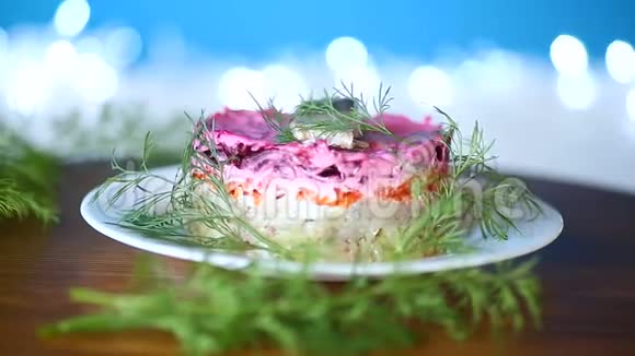 带甜菜和鲱鱼的煮蔬菜分层沙拉视频的预览图