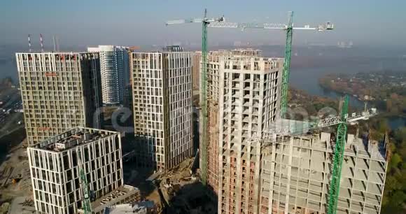 城市景观鸟瞰与在建建筑和工业起重机建筑工地视频的预览图