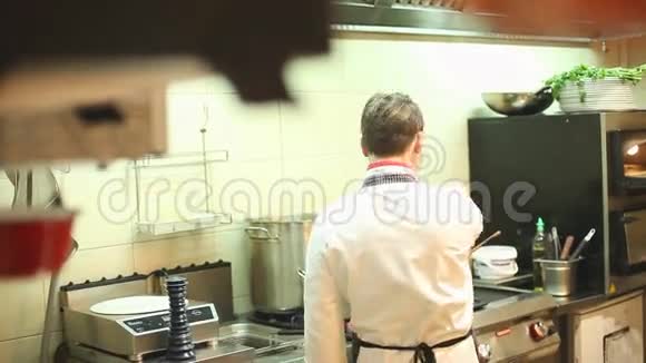厨师在厨房做饭视频的预览图
