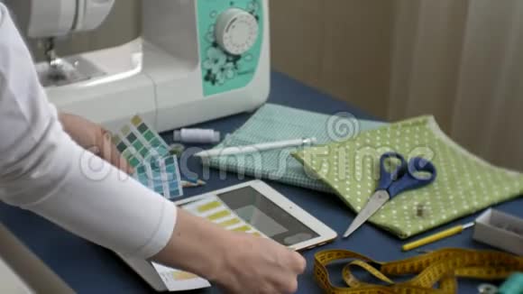 表裁缝设计师服装侧视蓝色背景视频的预览图