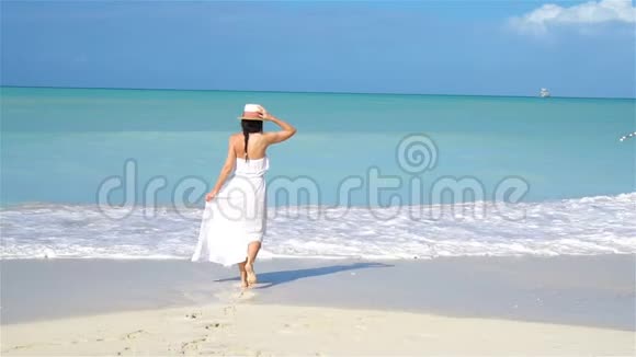 在白沙热带海滩上的年轻美女视频的预览图