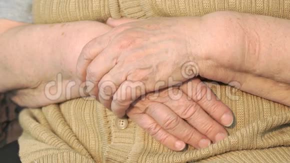 老妇人的手有皱纹的皮肤视频的预览图