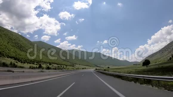 在高速公路上行驶前景视频的预览图