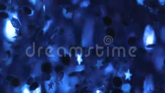 在蓝水中分散粒子运动视频的预览图
