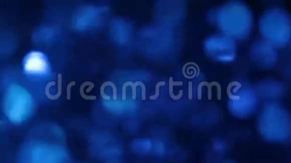 在蓝水中分散粒子运动视频的预览图