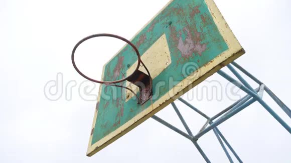 旧篮球篮底运动视野户外生锈铁球进入篮筐视频的预览图
