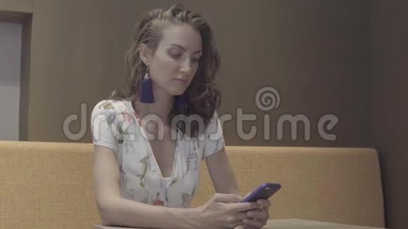 在智能手机上发短信使用手机的妇女视频的预览图