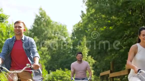 夏天骑固定齿轮自行车的快乐朋友视频的预览图