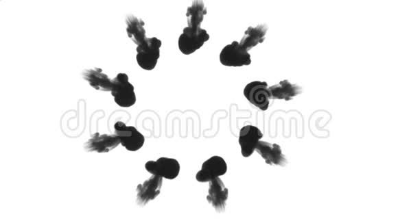 大量的流动形成环墨水注入是孤立的白色在缓慢的运动黑色颜料在水中扩散英奇视频的预览图