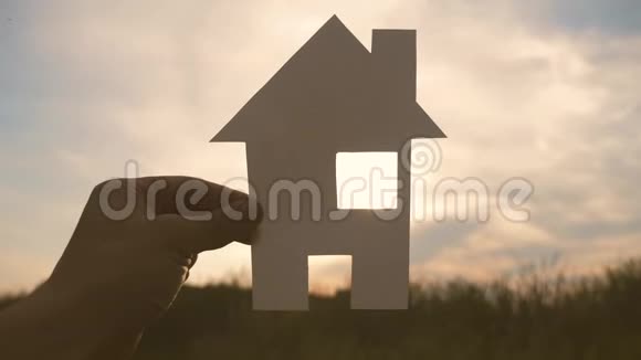幸福家庭生活方式建设民宿理念一个人手里拿着一个纸房手里拿着夕阳的剪影视频的预览图