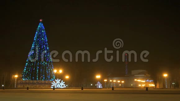 圣诞树在晚上闪烁视频的预览图