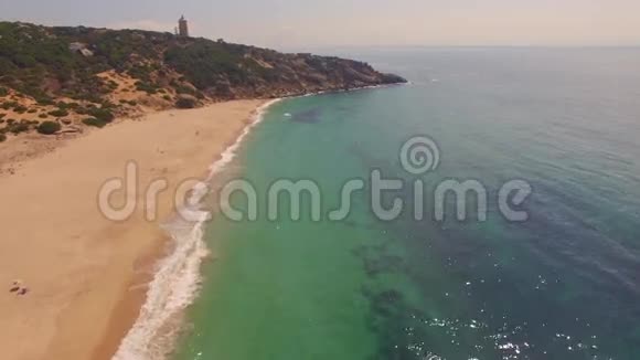 西班牙海岸的无人机飞行视频的预览图