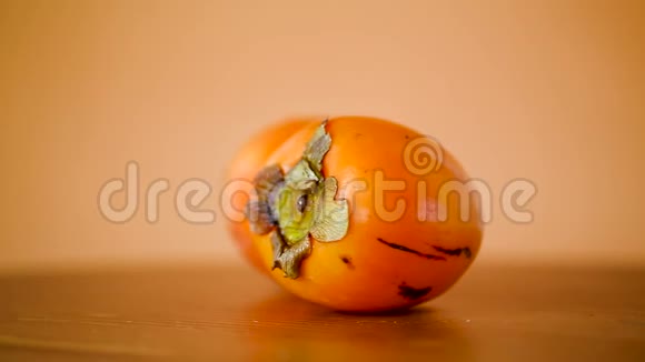 橙背景的成熟甜柿视频的预览图