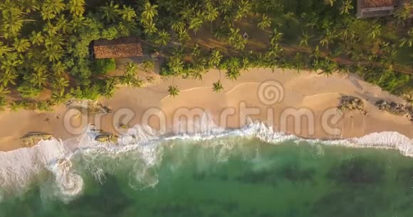 日落时的海浪斯里兰卡无人机镜头视频的预览图