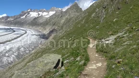 在瑞士国家公园穿过伟大的Aletsch冰川视频的预览图
