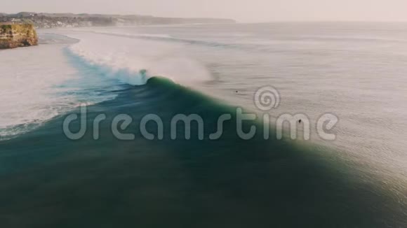 大海浪的空中景色日落时分在巴厘岛冲浪和海浪视频的预览图
