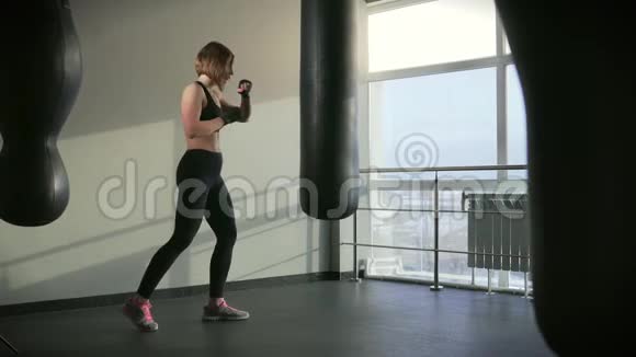 一个穿着运动服的女人在运动器械上打拳视频的预览图