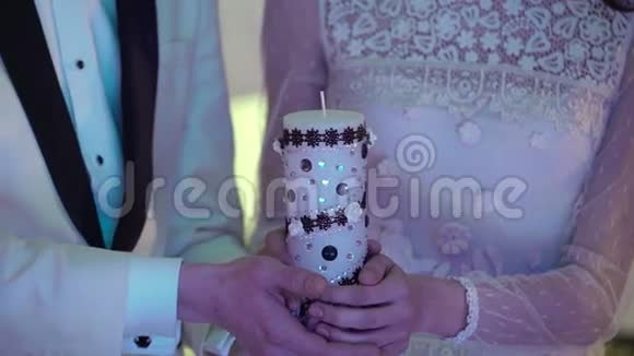 新娘和新郎拿着蜡烛视频的预览图
