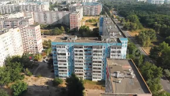 城市住宅多层建筑的鸟瞰图视频的预览图