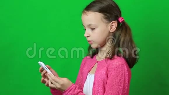 情绪化的小女孩在智能手机上说话视频的预览图