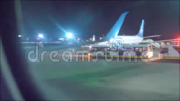 在机场降落起飞飞机飞行概念飞机在机场晚上起飞视频的预览图