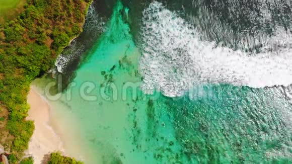 美丽的热带海滩和绿松石海水带波浪鸟瞰视频的预览图