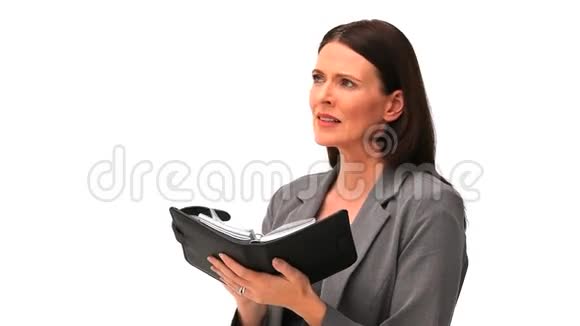 商业女人看着她的日记视频的预览图