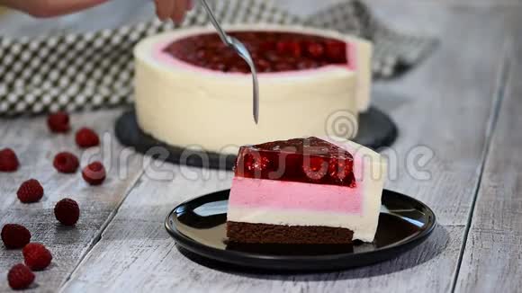 一块覆盆子奶油慕斯蛋糕树莓蛋糕视频的预览图